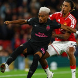 Mulai Tak Betah di Manchester United, Bek Tangguh Prancis Jadi Incaran Serius AC Milan