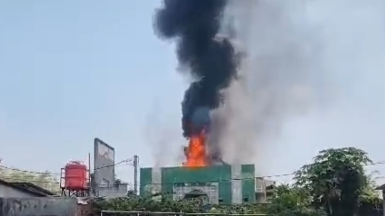 Gedung Ponpes Al Hikmah Jombang Terbakar
            - galeri foto
