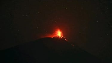 Gunung Ili Lewotolok Kembali Erupsi, Lava 500 Meter dan Abu Tebal Terlihat dari Kawah