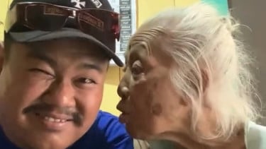 Sosok Mbah Leginah, Nenek Kesayangan Warganet yang Viral Ngonten Bareng Cucunya Meninggal Dunia