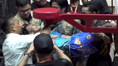 Dede Sunandar Terkapar dan Dilarikan ke RS Usai Terkena Bogem Vicky Prasetyo di Atas Ring