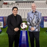Gunakan Batik Bertemu Volunteer FIFA ASEAN Cup 2026, Gianni Infantino Cek GBK Jelang Final Indonesia vs Thailand