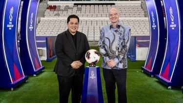 Gunakan Batik Bertemu Volunteer FIFA ASEAN Cup 2026, Gianni Infantino Cek GBK Jelang Final Indonesia vs Thailand
