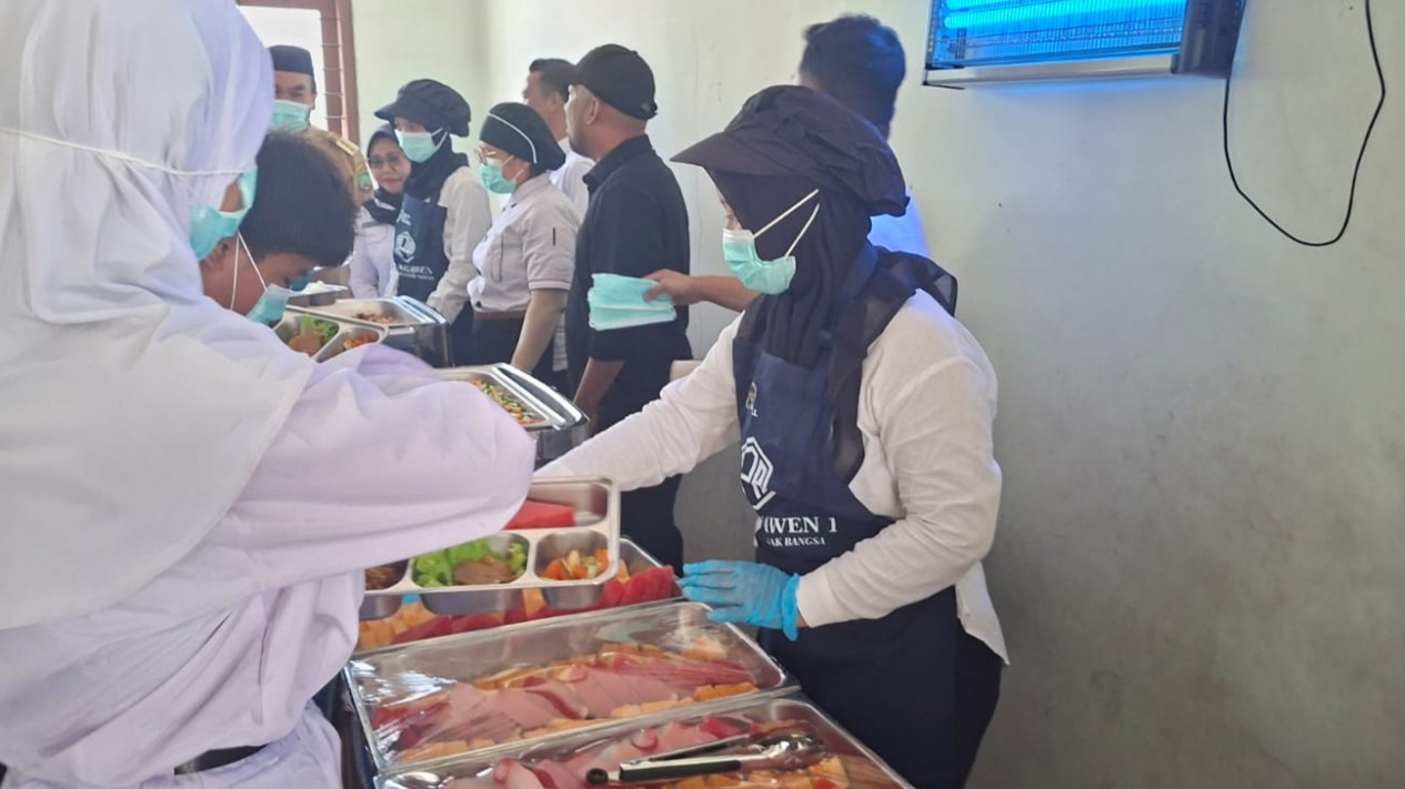 Tiru Jepang, MBG di Blora Pakai Pola Prasmanan: Sajian Lebih Hangat, Siswa Makin Antusias
            - galeri foto