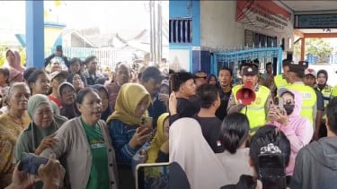 Ratusan Massa Geruduk SDN 01 Kebondalem Buntut Tewasnya Siswa Dibully Kakak Kelas: Mana Kepala Sekolah?