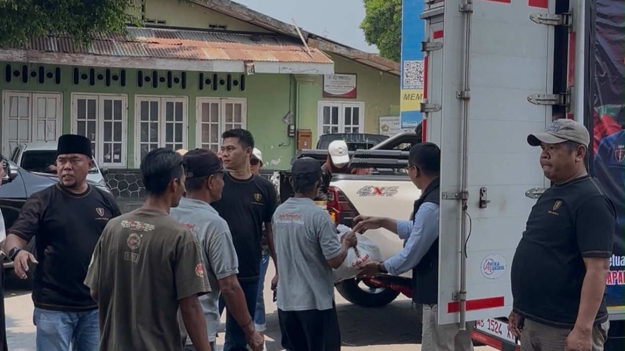 Di Tengah Harga Sembako Naik, 1 Ton Bantuan Bahan Pokok Mengalir untuk Pekerja Jalanan di Malioboro
            - galeri foto