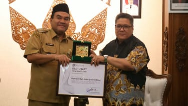 Pemkab Blora Terima Penghargaan Mitra Pemerintah Kabupaten Terbaik dalam Program KKN Bidang Pemberdayaan Masyarakat