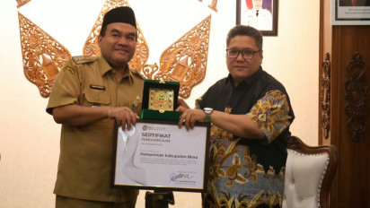 Pemkab Blora Terima Penghargaan Mitra Pemerintah Kabupaten Terbaik dalam Program KKN Bidang Pemberdayaan Masyarakat