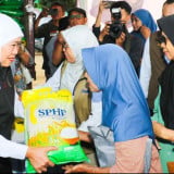 Hari Jadi ke-81 Jatim, Gubernur Khofifah Gelar Pasar Murah dan Bagikan Hadiah untuk Warga Mojokerto dan Kademangan Blitar