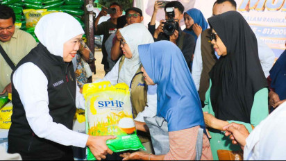 Hari Jadi ke-81 Jatim, Gubernur Khofifah Gelar Pasar Murah dan Bagikan Hadiah untuk Warga Mojokerto dan Kademangan Blitar
