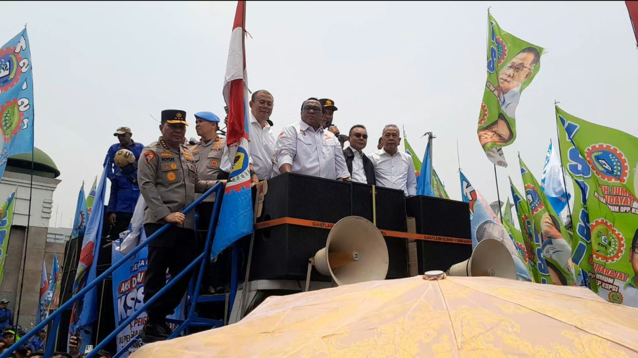 Kapolri Suyudi Ario Seto Temui Massa Aksi di Depan Gedung DPR, Sebut RUU Pelindung Ketenagakerjaan Jadi Kado Terindah
            - galeri foto