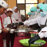 Kapolres dan Ketua YKB Cabang Malang Cek Pelaksanaan Pilot Project MBG Prasmanan, Pastikan Makanan Aman dan Berkualitas