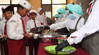 Kapolres dan Ketua YKB Cabang Malang Cek Pelaksanaan Pilot Project MBG Prasmanan, Pastikan Makanan Aman dan Berkualitas