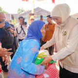 Hari Jadi ke-81 Jatim dan ke-351 Kabupaten Magetan, Gubernur Khofifah Hadirkan Pasar Murah, Bagi Doorprize untuk Masyarakat