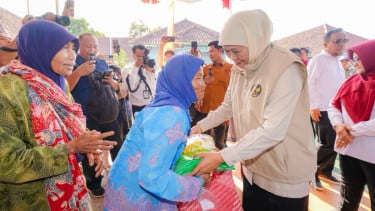 Hari Jadi ke-81 Jatim dan ke-351 Kabupaten Magetan, Gubernur Khofifah Hadirkan Pasar Murah, Bagi Doorprize untuk Masyarakat