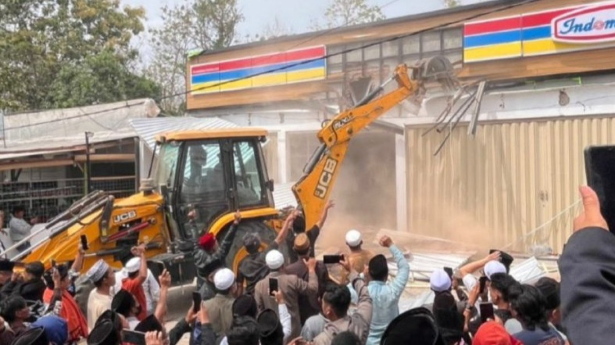 Niat Bawa Alat Berat untuk Robohkan Toko Ritel di Pamekasan, Aksi Nekat Massa Bikin Geger
            - galeri foto