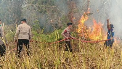 Respons Cepat Brimob Malut: Bersinergi Padamkan Kebakaran Lahan di Desa Tewil