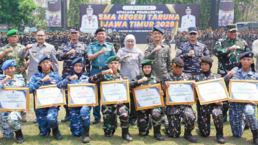 Gubernur Khofifah Pimpin Pembaretan 1334 Taruna-Taruni Jatim, Tekankan Displin dan Tanggungjawab sebagai Kader Bela Negara