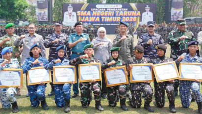 Gubernur Khofifah Pimpin Pembaretan 1334 Taruna-Taruni Jatim, Tekankan Displin dan Tanggungjawab sebagai Kader Bela Negara