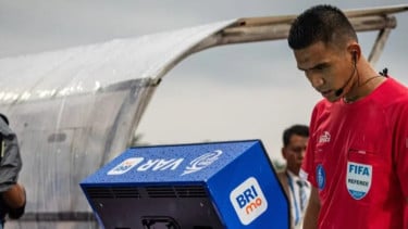 Profil Nazmi Nasaruddin, Wasit Asal Malaysia yang Batalkan Penalti Mariano Peralta di Laga Persib Bandung vs Port FC