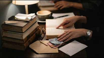 Gokil, Cuma Baca Buku Dibayar Rp1,6 Juta? Jasa Joki Ini Viral karena Bikin Orang Terlihat Intelek