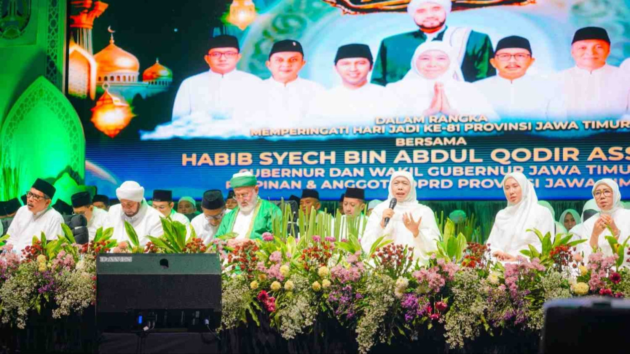 Gubernur Khofifah bersama DPRD Jatim, Habib Syech dan Ribuan Jemaah Sambut Hari Jadi ke-81 Jatim dengan Bersholawat
            - galeri foto