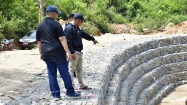 Pastikan Berjalan Efektif, Bupati Tapteng Tinjau Normalisasi Sungai di Tukka