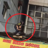 Detik-detik Ibu dan Anak Melompat dari Atap Gedung yang Terbakar Hebat di Rawamangun Jaktim