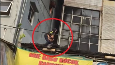 Detik-detik Ibu dan Anak Melompat dari Atap Gedung yang Terbakar Hebat di Rawamangun Jaktim