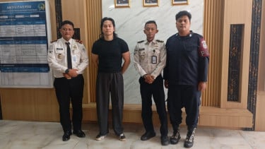 Penampakan Indra Kenz Saat Dijebloskan ke Penjara Lagi Usai Status Pembebasan Bersyarat Resmi Dicabut