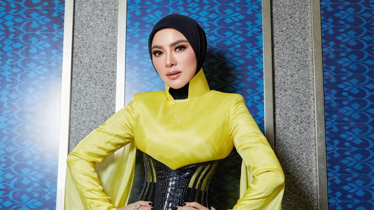 7 Tahun Vakum, Syahrini Akui Ingin Mengabdi kepada Reino Barack
            - galeri foto
