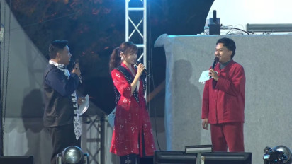 Mirip Banget, Rina Nose Tiru Gaya Gubernur Sherly Tjoanda di Pesta Rakyat Malut: Chelsea Mana Kopinya?