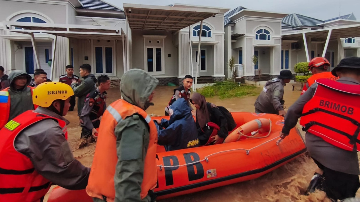 Gerak Cepat Tangani Banjir di Padang, 300 Personel Brimob Dikerahkan untuk Evakuasi Warga
            - galeri foto
