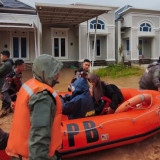 Gerak Cepat Tangani Banjir di Padang, 300 Personel Brimob Dikerahkan untuk Evakuasi Warga
