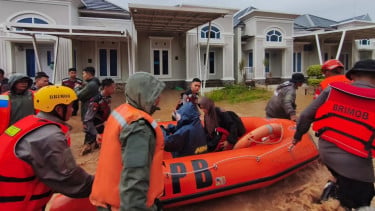 Gerak Cepat Tangani Banjir di Padang, 300 Personel Brimob Dikerahkan untuk Evakuasi Warga