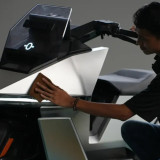 Motor Listrik Kini Bisa Berdiri Sendiri Tanpa Standar? Teknologi Self-Balancing Mulai Masuk Jalanan Indonesia