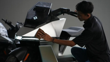 Motor Listrik Kini Bisa Berdiri Sendiri Tanpa Standar? Teknologi Self-Balancing Mulai Masuk Jalanan Indonesia