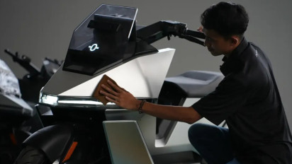 Motor Listrik Kini Bisa Berdiri Sendiri Tanpa Standar? Teknologi Self-Balancing Mulai Masuk Jalanan Indonesia