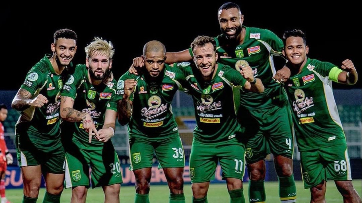 Mengenang Gelar Juara 2004, Persebaya Kembali Angkat Jersey Legendaris
            - galeri foto