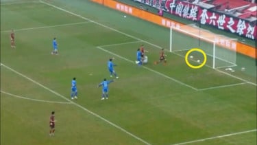 Viral di Sosial Media dan Cuma Terjadi di China, 2 Bola Jadi Gol Berbarengan di League One 