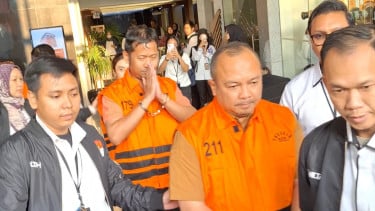Lima Orang Kenakan Rompi Tahanan KPK Pasca OTT di BNPB