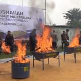 Kerugian Negara Rp2,6 Miliar, Bea Cukai Tanjungpinang Musnahkan Rokok hingga Minuman Beralkohol