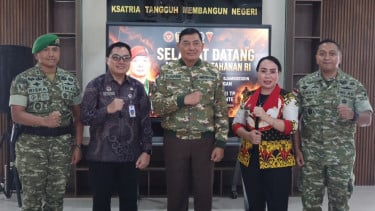 Tinjau Perbatasan Kalbar, Menhan Janji Kawal Infrastruktur Jalan Desa dan Logistik di Entikong