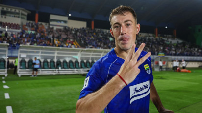 Media Vietnam Sebut Gara-gara Penalti Peralta, Persib Buat Posisi Pelatih The Cong Viettel FC Terancam