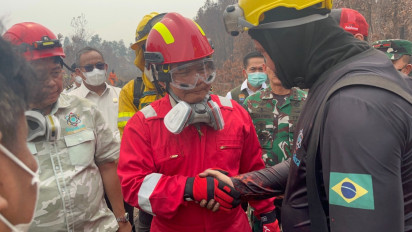 Tinjau Karhutla di Palembang, Menko Polkam Uji Teknologi Pemadam Realiza Anti Chamas Asal Brazil