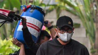 Penampakan Tong Biru Digotong KPK, Diduga Jadi Tempat Bupati Klaten Hamenang Tampung Uang