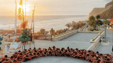 5 Perbedaan Tari Kecak Pantai Melasti dan Pura Uluwatu, Mana yang Lebih Menarik?