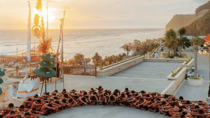 5 Perbedaan Tari Kecak Pantai Melasti dan Pura Uluwatu, Mana yang Lebih Menarik?