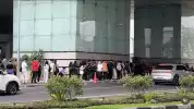 Viral Antrean Manusia di Grand Indonesia Demi iPhone 18 Pro Burgundy: Padahal Mall Belum Buka!