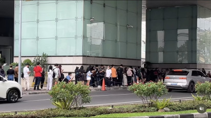 Viral Antrean Manusia di Grand Indonesia Demi iPhone 18 Pro Burgundy: Padahal Mall Belum Buka!